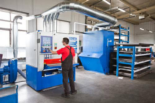 Bear-Lock gyár egyik gépének beállítása közben